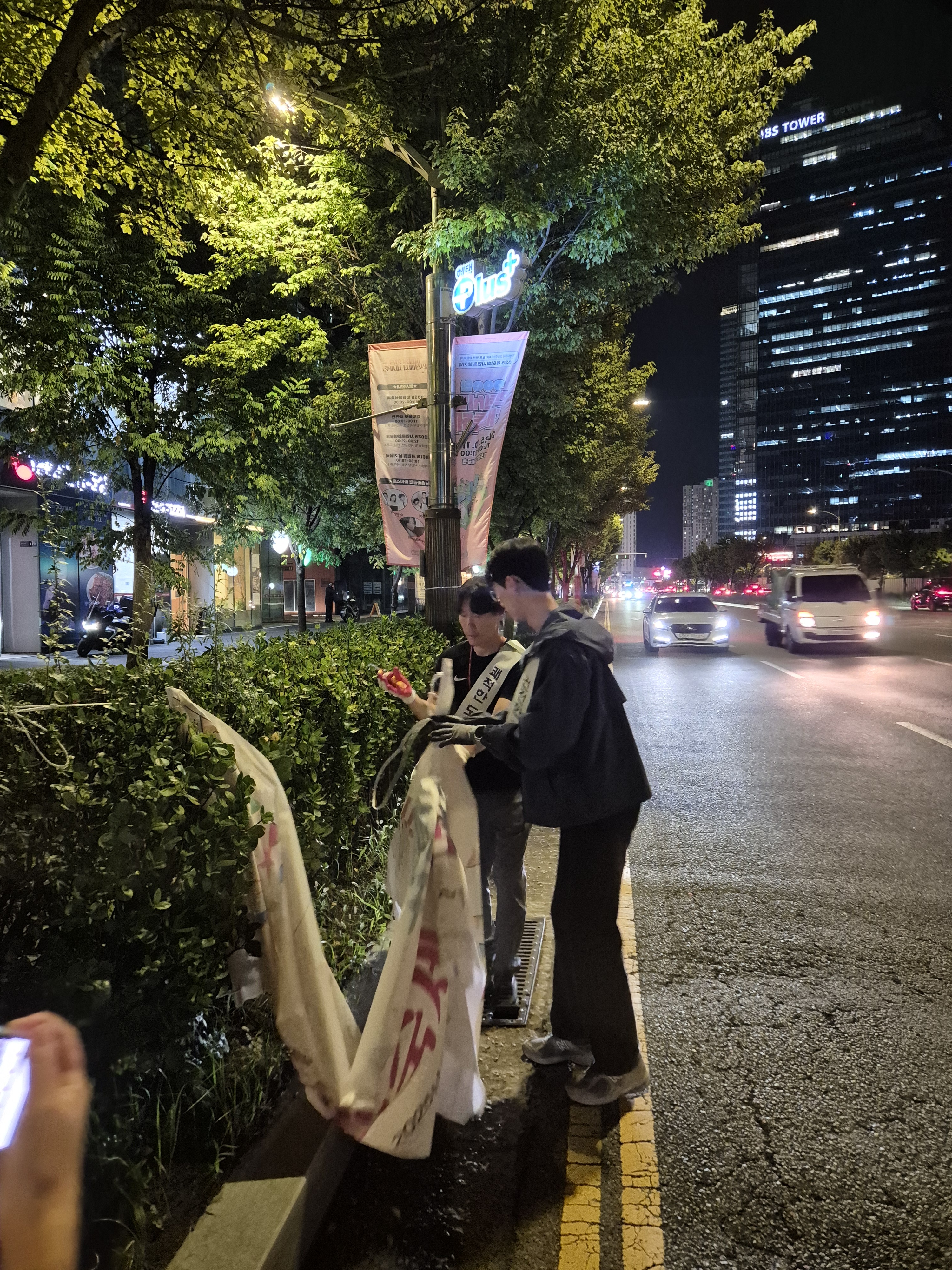 연수구는 도시미관을 저해하고 구민과 방문객들의 보행 불편을 초래하는 불법 광고물을 정비하기 위해 상가 밀집 지역을 중심으로 불법 광고물 민관 합동단속을 실시했다